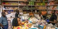 Consumidores em um mercado haitiano no bairro Little Haiti, no distrito do Brooklyn, em Nova York, em 8 de junho de 2025. Foto: Getty Images via AFP - ADAM GRAY / RFI