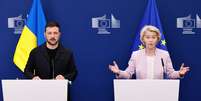 Volodymyr Zelensky e Ursula von der Leyen em coletiva de imprensa em Bruxelas, em 17 de agosto de 2025.  Foto: AFP - SIMON WOHLFAHRT / RFI