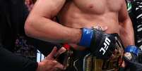 Chimaev conquista cinturão dos médios Foto: Divulgação/Instagram Oficial UFC / Esporte News Mundo
