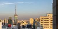 Vista da cidade de S&atilde;o Paulo no fim da tarde em dia de baixa umidade do ar.  Foto: Daniel Teixeira/Estad&atilde;o / Estad&atilde;o