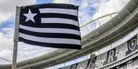 Escudo do Botafogo na bandeirinha de escanteio do Estádio Nilton Santos Foto: Escudo do Botafogo na bandeirinha de escanteio do Estádio Nilton Santos ( Divulgação/ Botafogo) / Gávea News