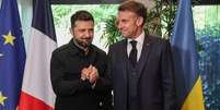 Zelensky e Macron de m&atilde;os dadas  Foto: Getty Images / BBC News Brasil