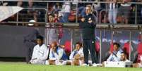 Cleber Xavier no banco do Santos, no duelo contra o Vasco; treinador foi demitido após goleada histórica  Foto: MAURÍCIO DE SOUZA/AGIF - AGÊNCIA DE FOTOGRAFIA/ESTADÃO CONTEÚDO