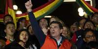 O candidato de centro direita, Rodrigo Paz Pereira, o mais votado no primeiro turno das eleições presidenciais na Bolívia, comemora resultado com apoiadores, em 17 de agosto de 2025.  Foto: © Freddy Barragan / AP / RFI