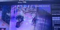 Câmeras de segurança do shopping registraram o momento em que o homem agride a mulher  Foto: Reprodução/Polícia Civil DF