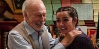 O idoso e a cuidadora herdeira: filme 'Entre Facas e Segredos' mostrou em 2019 história semelhante à da novela produzida pela Globo  Foto: Divulgação