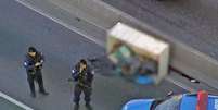 RJ: corpo de homem é encontrado dentro de caixote na Avenida Brasil  Foto: Reprodução/Globocop/TV Globo