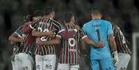 Fábio, goleiro do Fluminense, com jogadores do seu time antes da partida contra o America de Cali no estádio Maracanã pelo campeonato Copa Libertadores 2025. Foto: JORGE RODRIGUES/AGIF - AGÊNCIA DE FOTOGRAFIA/ESTADÃO CONTEÚDO