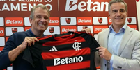 Bap exp&otilde;e a nova camisa do Flamengo com patroc&iacute;nio da Betano, ao lado do presidente da casa de apostas, Guilherme   Foto: Reprodu&ccedil;&atilde;o/Flamengo TV