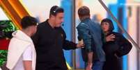 Homem foi escoltado para fora imediatamente  Foto: Reprodução/SBT