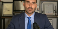 Eduardo Bolsonaro (PL-SP) deu entrevista de sua casa nos Estados Unidos  Foto: Reprodução/Record News