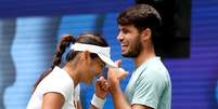 Carlos Alcaraz e Emma Raducanu, na estreia das duplas mistas do US Open, em Nova York  Foto:  Elsa/Getty Images