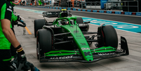 Stake F1 Team Kick Sauber   Foto: Reprodu&ccedil;&atilde;o X/Twitter @stakef1team_ks / Esporte News Mundo