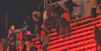  Foto: Violência no jogo entre Independiente e Universidad Chile ( Reprodução) / Gávea News