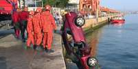 Carro cai na Baía de Guanabara, no RJ  Foto: Reprodução/TV Globo