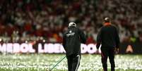 Chuva de papel picado provocou atraso na partida entre Inter e Flamengo, pela Libertadores  Foto: Pedro H. Tesch/Getty Images