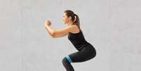 Exercícios para o quadril e tornozelos estão entre os segredos para fortalecer o joelho Foto: StoryTime Studio | Shutterstock / Portal EdiCase