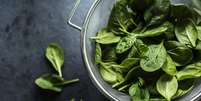 Conheça os benefícios do espinafre para a saúde  Foto: Freepik