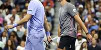 João Fonseca (dir.) e Juan Martín Del Potro (esq.) reagem durante a partida de exibição "Stars of the Open" antes do US Open de 2025, no USTA Billie Jean King National Tennis Center, em 21 de agosto de 2025, no bairro do Queens, em Nova York.  Foto: Sarah Stier/Getty Images