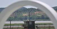 Uma torre de vigilância sul-coreana é visível na fronteira com a Coreia do Norte, separada pelo rio Imjin, em Paju, ao norte de Seul, em 5 de junho de 2025.  Foto: AFP - PEDRO PARDO / RFI