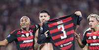  Foto: Gilvan de Souza / Flamengo - Legenda: Iago comemora o gol salvador no Maracan&atilde; / Jogada10