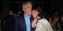 Ghislaine Maxwell negou muitas das teorias da conspiração que vêm surgindo sobre Jeffrey Epstein  Foto: Getty Images / BBC News Brasil