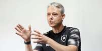 Tiago Nunes em a&ccedil;&atilde;o pelo Botafogo &ndash;  Foto: Vitor Silva/Botafogo. / Jogada10