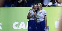 Camila Ferezin (à direita) , técnica da seleção, abraçada com Bruna Martins, sua auxiliar  Foto: Ivan Carvalho/CBG