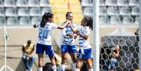 Jogadoras do Cruzeiro festejam gol de Vanessinha, que colocou o Cruzeiro em vantagem  Foto: Jhony Inácio / Especial para o Terra