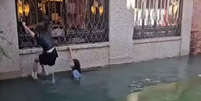 Gôndola vira e turistas caem na água em canal de Veneza  Foto: Reprodução/Ansa