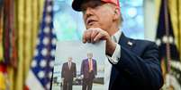 Trump exibe a foto de seu &uacute;ltimo encontro com Putin, h&aacute; 10 dias  Foto: ANSA / Ansa - Brasil