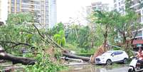 Rua coberta de galhos e folhas de árvores caídas, enquanto o Tufão Kajiki traz ventos fortes e chuva torrencial em 25 de agosto de 2025 em Sanya, província de Hainan, na China.  Foto: Sun Qing/VCG via Getty Images