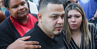 Kilmar Abrego Garcia e sua esposa, Jennifer Vasquez Sura, entram em um escritório de campo do Serviço de Imigração e Alfândega dos EUA (ICE) em 25 de agosto de 2025, em Baltimore, Maryland. O governo americano ameaça deportar Garcia, um trabalhador da construção civil de Maryland, de El Salvador, para Uganda, após ele ter rejeitado um acordo judicial para ser acusado de tráfico de pessoas e deportado para a Costa Rica. No início deste ano, Garcia foi deportado injustamente para uma notória prisão antiterrorismo, a CECOT, em El Salvador.  Foto: Anna Moneymaker/Getty Images