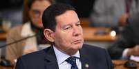 O senador Hamilton Mourão (Republicanos-RS), durante entrevista ao portal Terra, em que defendeu Jair Bolsonaro, criticou as investigações contra o ex-presidente e apontou Tarcísio de Freitas como principal nome da direita para 2026.  Foto: 