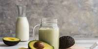 Vitamina de abacate com leite em p&oacute; e pistache  Foto: Hrendon | Shutterstock / Portal EdiCase