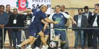 Governador Tarcísio de Freitas, prefeitos, entre eles Ricardo Nunes de São Paulo, e Gilberto Kassab, presidente do PSD, em partida de futebol no estádio do Pacaembu  Foto: Daniel Teixeira/Estadão / Estadão