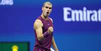 Carlos Alcaraz, da Espanha, comemora após vencer o segundo set contra Reilly Opelka, dos Estados Unidos, durante a partida da primeira rodada de simples masculino no segundo dia do US Open de 2025  Foto: Elsa / GettyImages