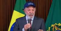 Com boné ‘anti-Trump’, Lula pede ‘frente de batalha’ contra filho de Bolsonaro  Foto: Reprodução/Youtube/Lula