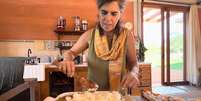 Mariana Maffeis finaliza a montagem de um arroz Biriyani em vídeo de seu canal  Foto: Reprodução/YouTube