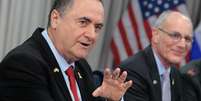O Ministro da Defesa israelense, Israel Katz (E)  Foto: Chip Somodevilla/Getty Images