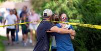 Família se abraça em Minneapolis após ataque a escola  Foto: REUTERS/Ben Brewer / BBC News Brasil