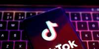 Ilustração com logo do TikTok 
 22/8/2022   REUTERS/Dado Ruvic  Foto: Reuters