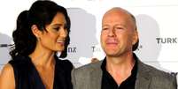 Emma e Bruce Willis posando para foto em tapete vermelho  Foto: Getty Images