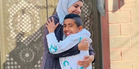 A jornalista Mariam Abu Daggar e o filho, Ghaith  Foto: Reprodução/Redes Sociais