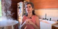 Mariana Maffeis na cozinha de sua casa, onde faz vídeos sobre culinária e reflexões  Foto: Reprodução/YouTube