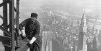 Foto de 1930 mostra operário fazendo a estrutura metálica do Empire State. Foto de Lewis Hine, hoje em Domínio Público  Foto: Domínio Público / BBC News Brasil