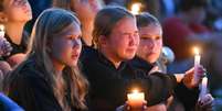 Crianças choram durante homenagem às vítimas do tiroteio em escola católica em Minneapolis  Foto: ANSA / Ansa - Brasil