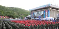Exército venezuelano em posição durante treinamento militar  Foto: X/@CEOFANBVE / Reprodução
