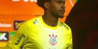Hugo Souza, jogador do Corinthians durante partida contra o Athletico-PR no estádio Arena da Baixada pelo campeonato Copa Do Brasil 2025  Foto: GABRIEL MACHADO/AGIF - AGÊNCIA DE FOTOGRAFIA/AGIF - AGÊNCIA DE FOTOGRAFIA/ESTADÃO CONTEÚDO