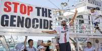 Membro da Flotilha da Liberdade no navio Handala, antes da partida do barco para Gaza, na Sicília, sul da Itália, em 13 de julho de 2025.  Foto: AFP - GIOVANNI ISOLINO / RFI